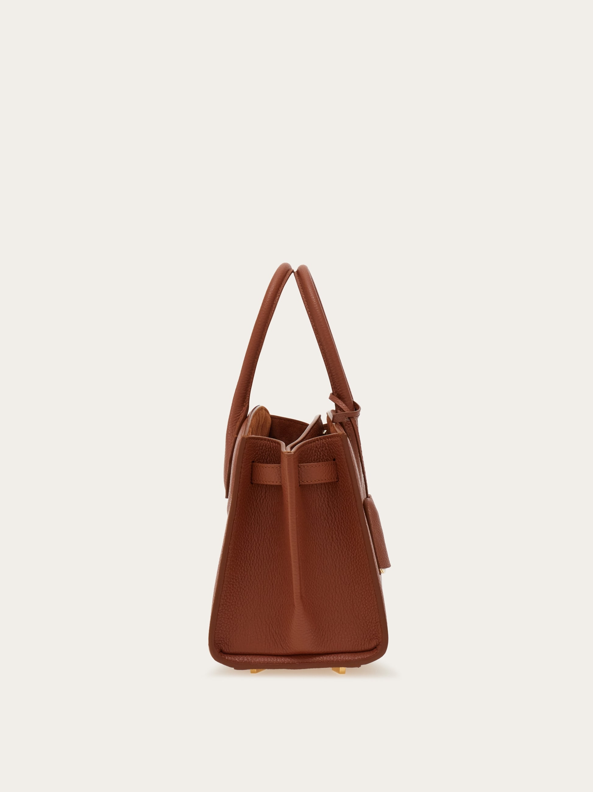 [Salvatore Ferragamo]フェラガモスタジオ ソフトバッグ (M) 佐田真由美がスタイリッシュに魅せる、「サルヴァトーレ