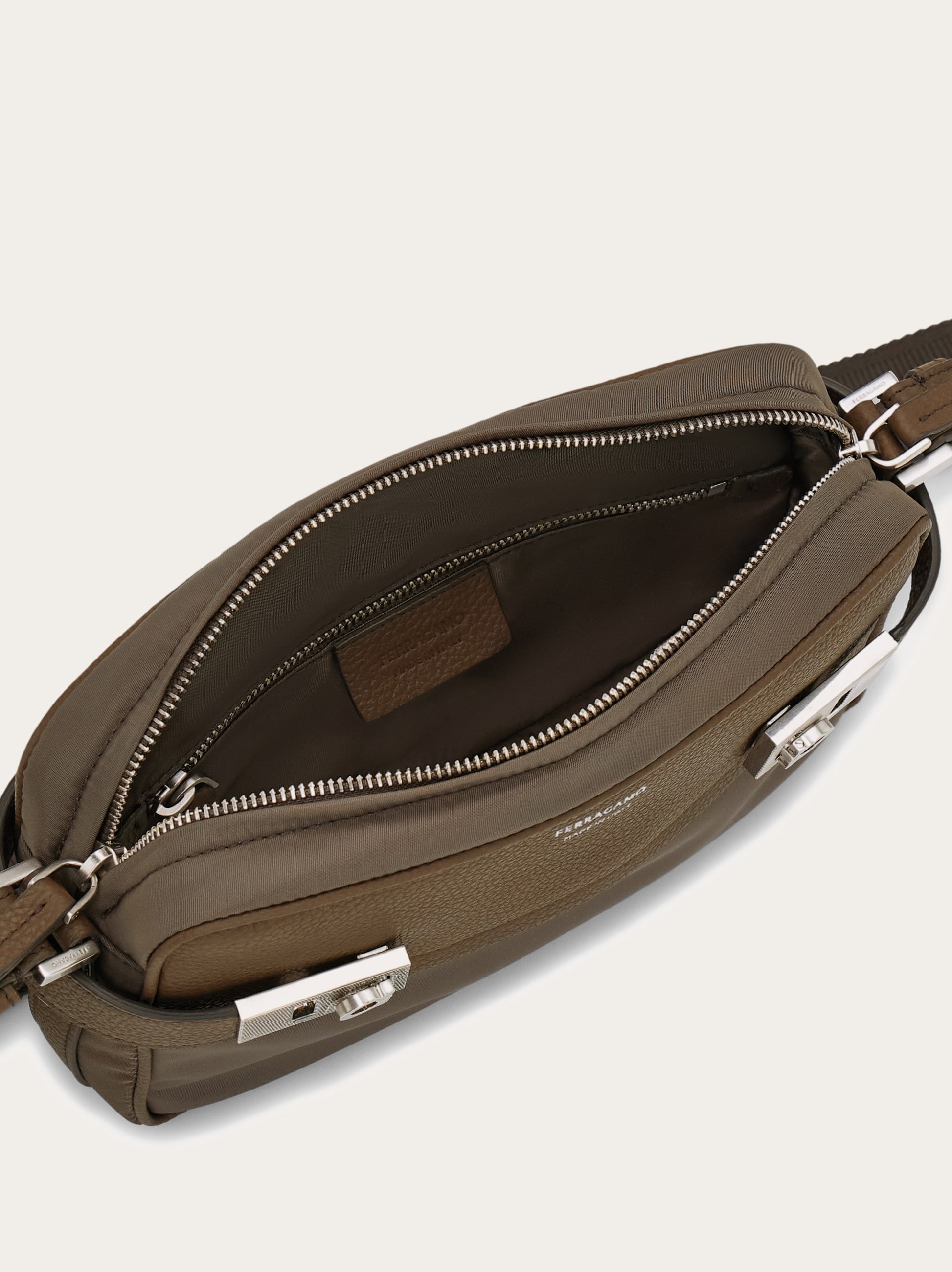 ♦Ferragamo♦メンズ メッセンジャーバッグ☆正規品☆ メッセンジャーバッグ - メンズ | Ferragamo