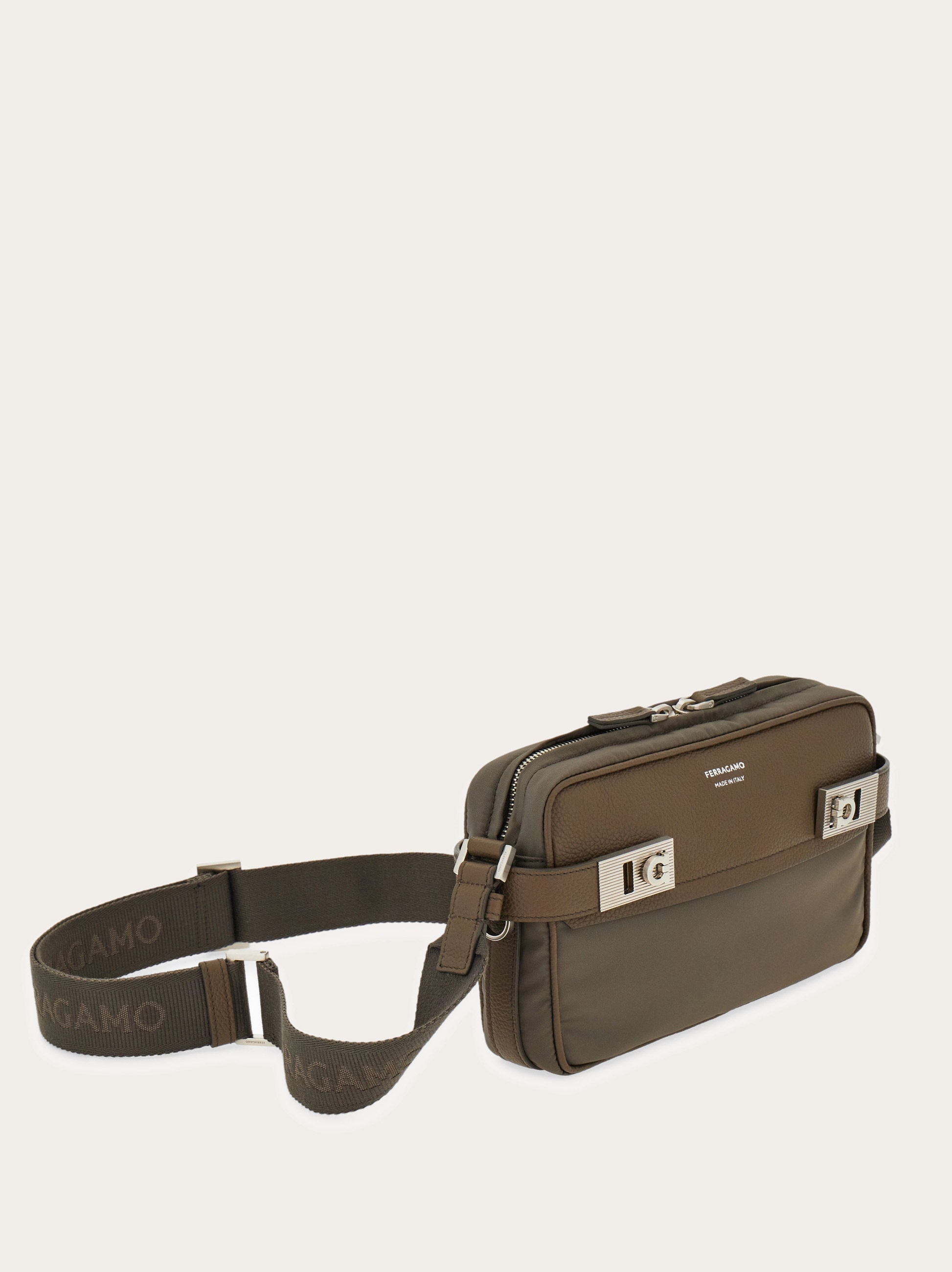 Ferragamo レザー メッセンジャーバッグ メッセンジャーバッグ - メンズ | Ferragamo