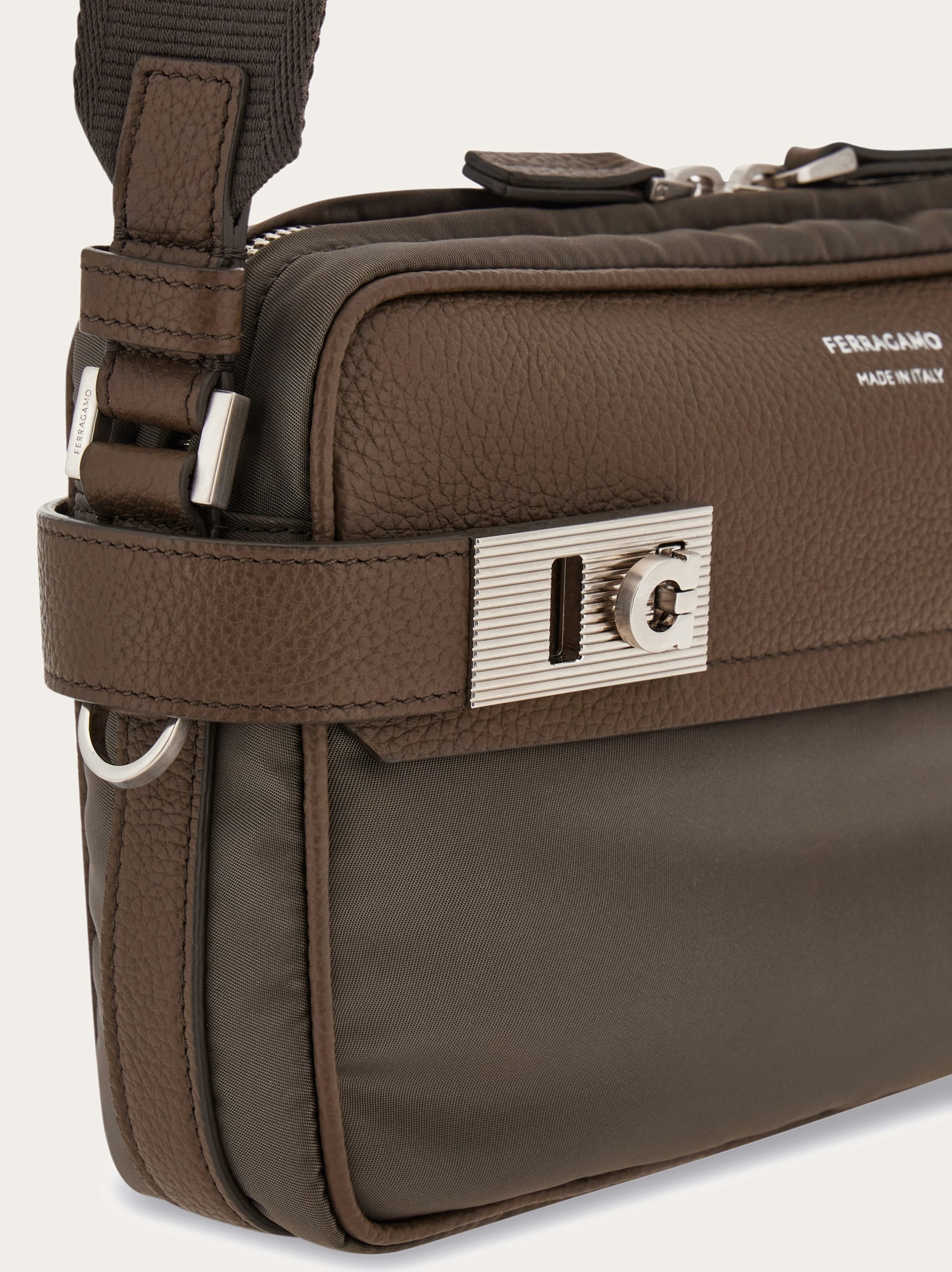 ♦Ferragamo♦メンズ メッセンジャーバッグ☆正規品☆ メッセンジャーバッグ - メンズ | Ferragamo