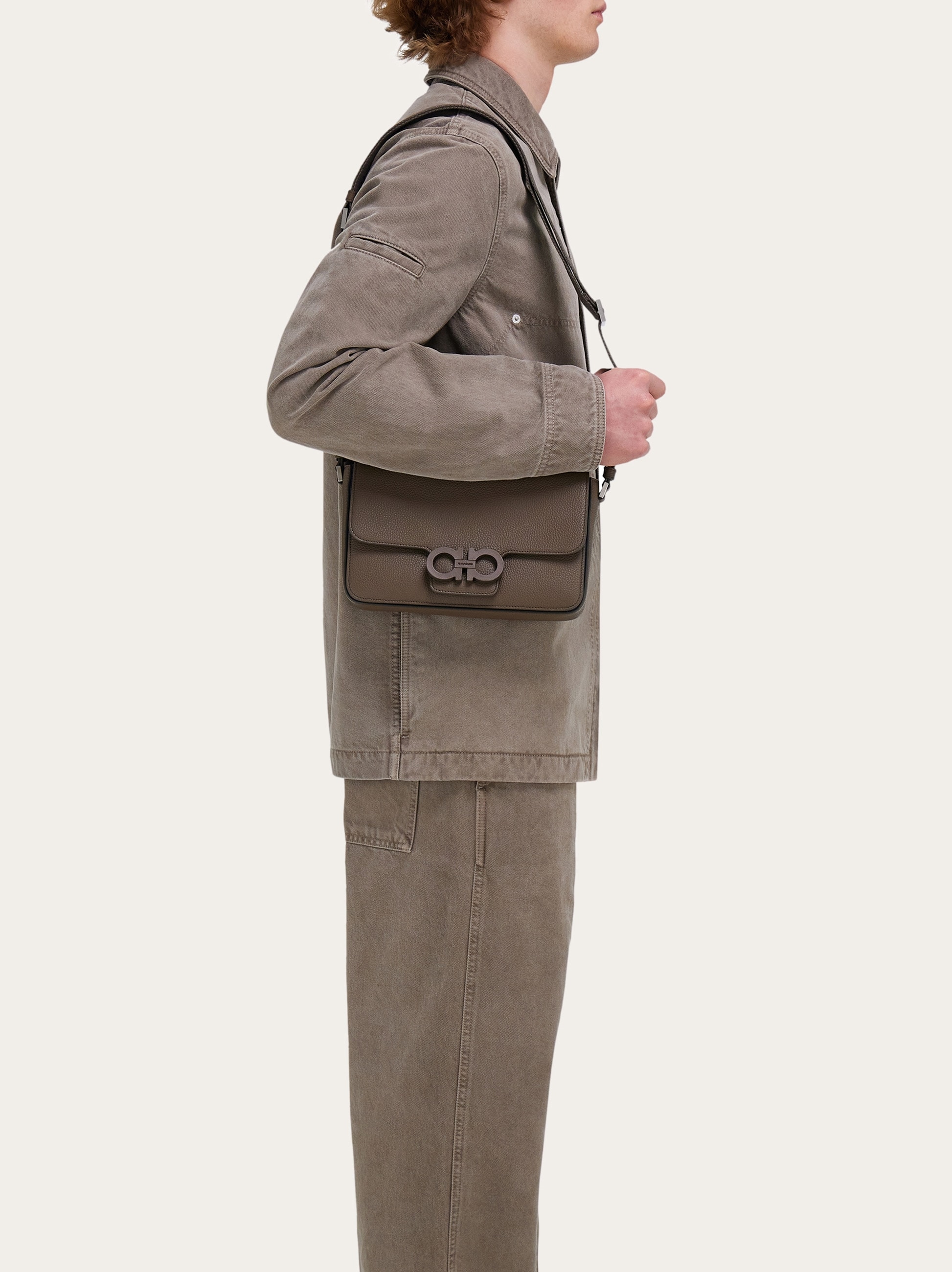 サルヴァトーレフェラガモ メッセンジャーバッグビジネスバッグ レザー ブラック メンズ ビジネスバッグ・トートバッグ｜フェラガモ