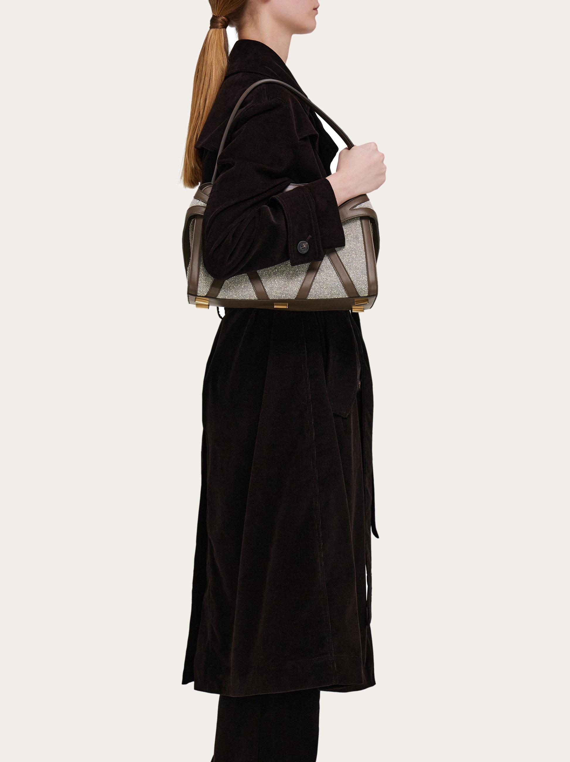 VIP【送料関税込】FERRAGAMO 'oyster' Asymmetric Crossbody Bag Ferragamo: New Ferragamo Crossbody Bag From The Pre-Spring