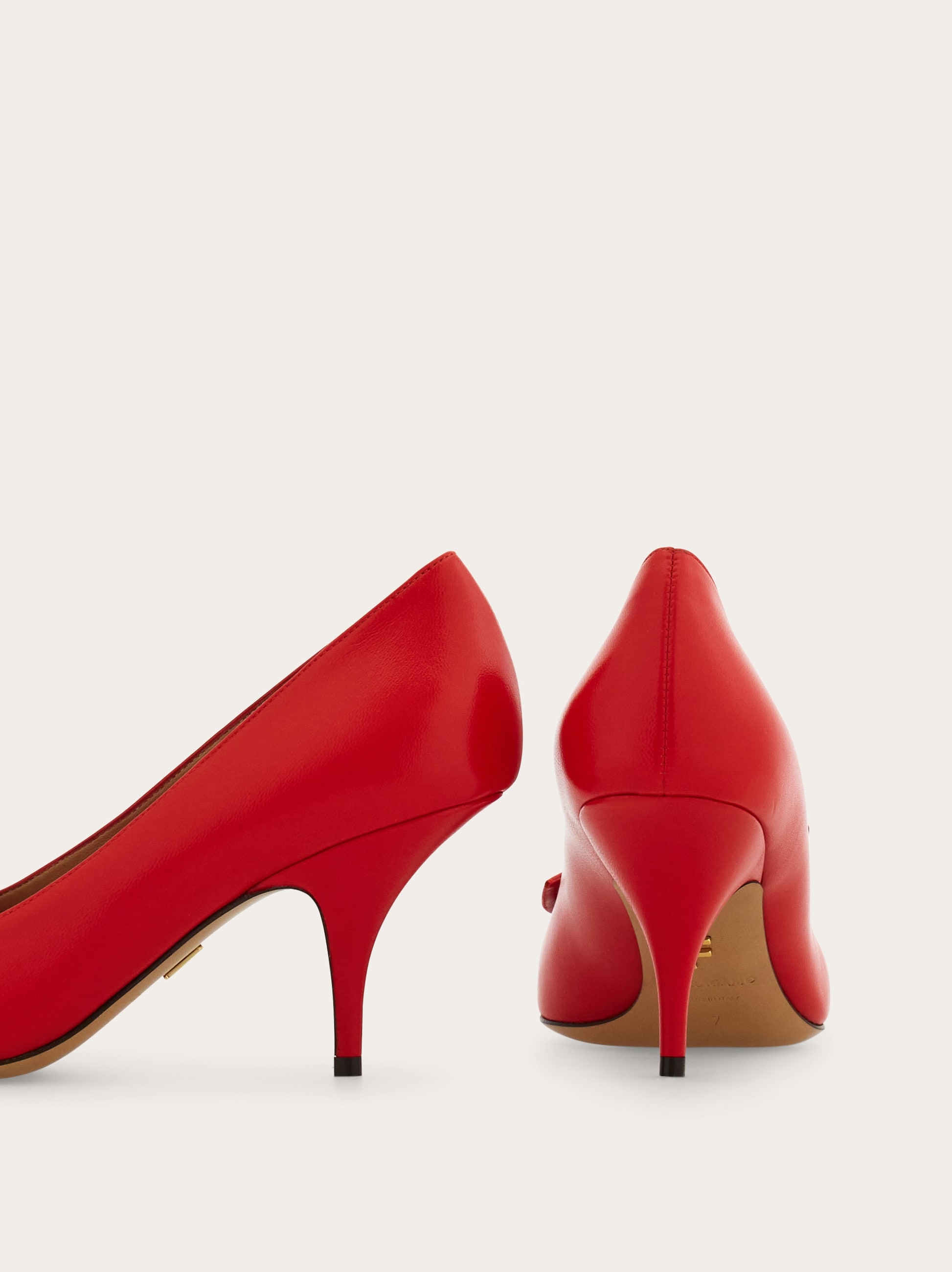 Soft bow pump - Women | Ferragamo