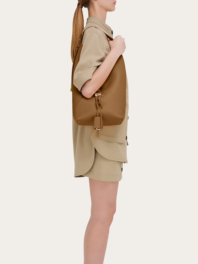 V-shaped hobo bag (M) Gallery image 2