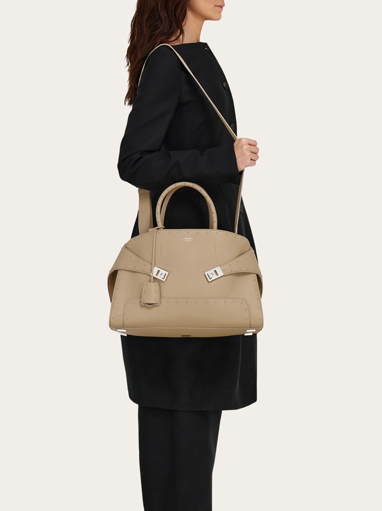 Bolso de mano Hug con tachuelas (L) Gallery image 3