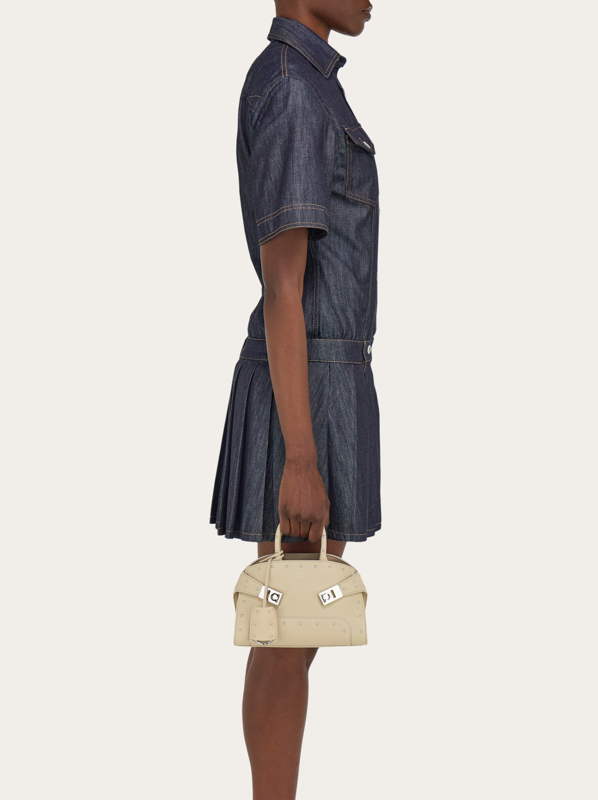 FERRAGAMO直営店 ハグスタッズハンドバッグ（XS） Hug handbag with studs (XS) - Women | Ferragamo