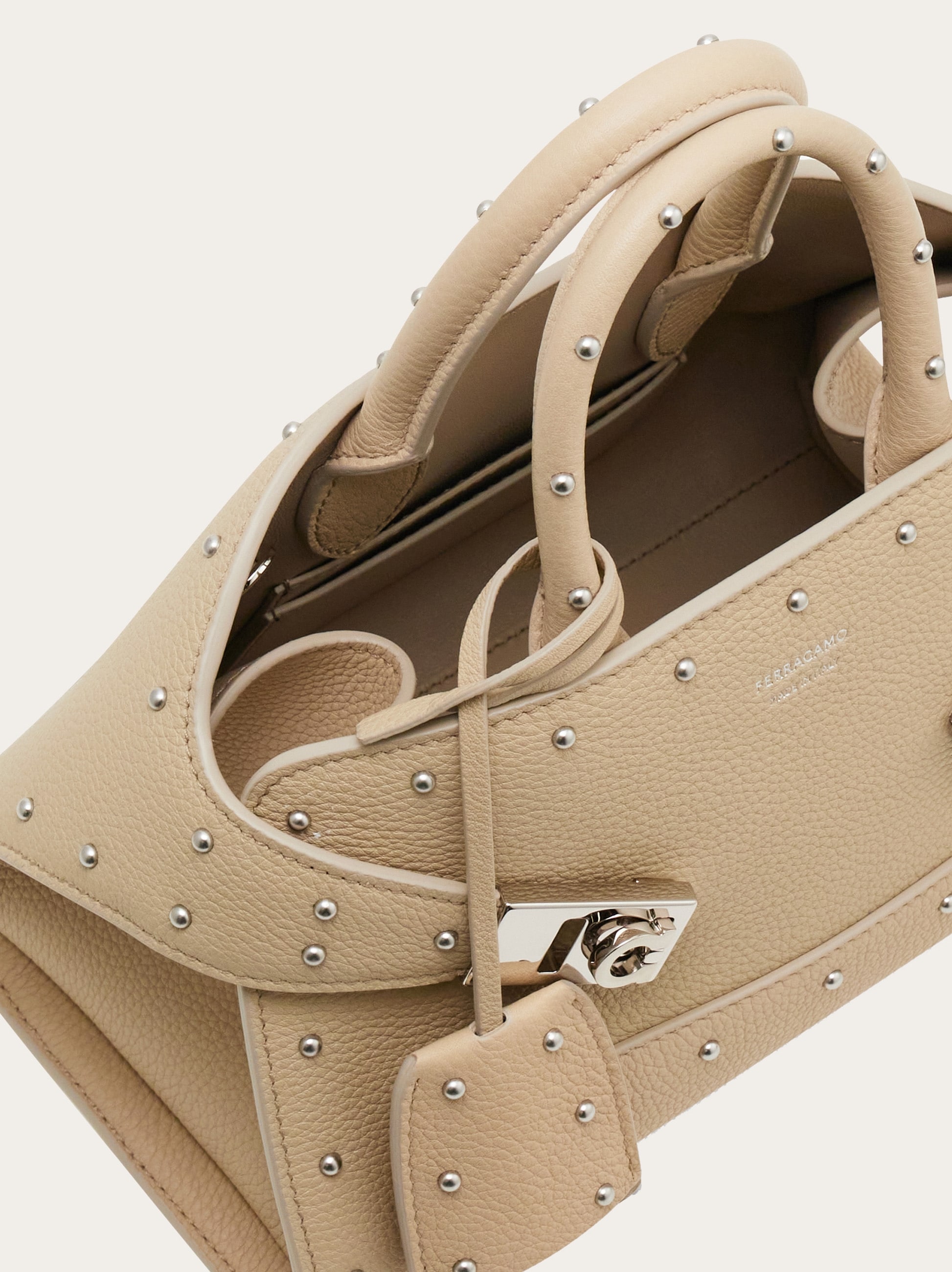 FERRAGAMO直営店 ハグスタッズハンドバッグ（XS） Hug handbag with studs (XS) - Women | Ferragamo
