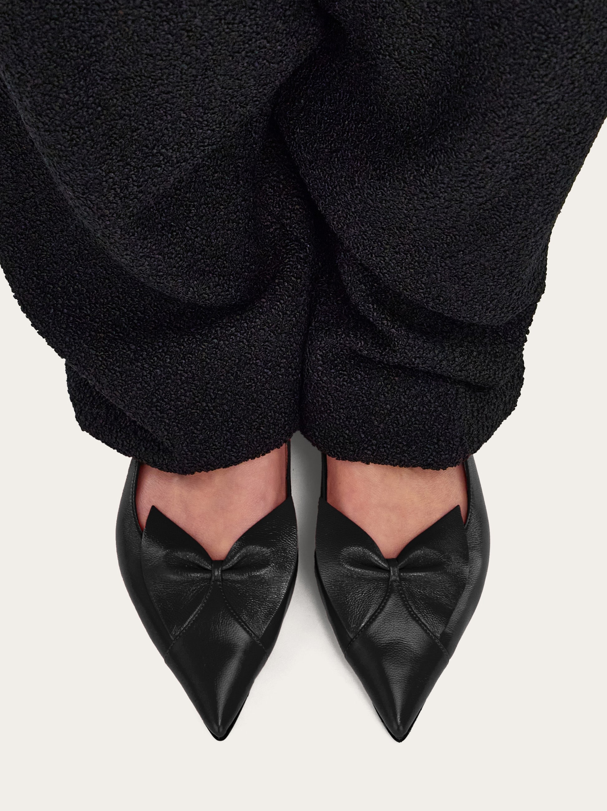 【FERRAGAMO】ボウ ポインテッドトゥ バレエフラット Bow ballet flat - Women | Ferragamo
