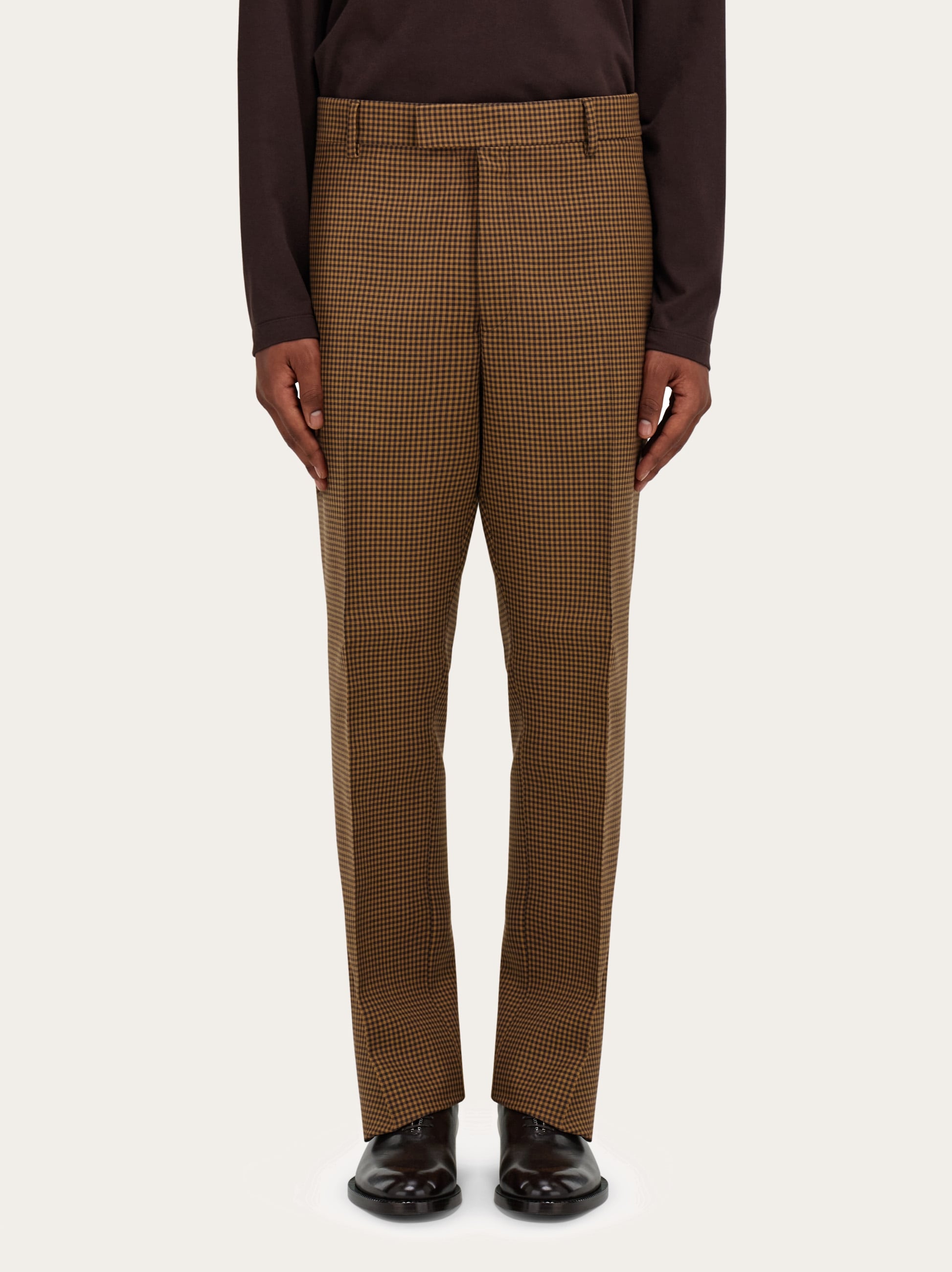 パンツ FERRAGAMO SS25 Stretched pleated trousers (780902 NERO) Ferragamo Stretched pleated trousers available on julian