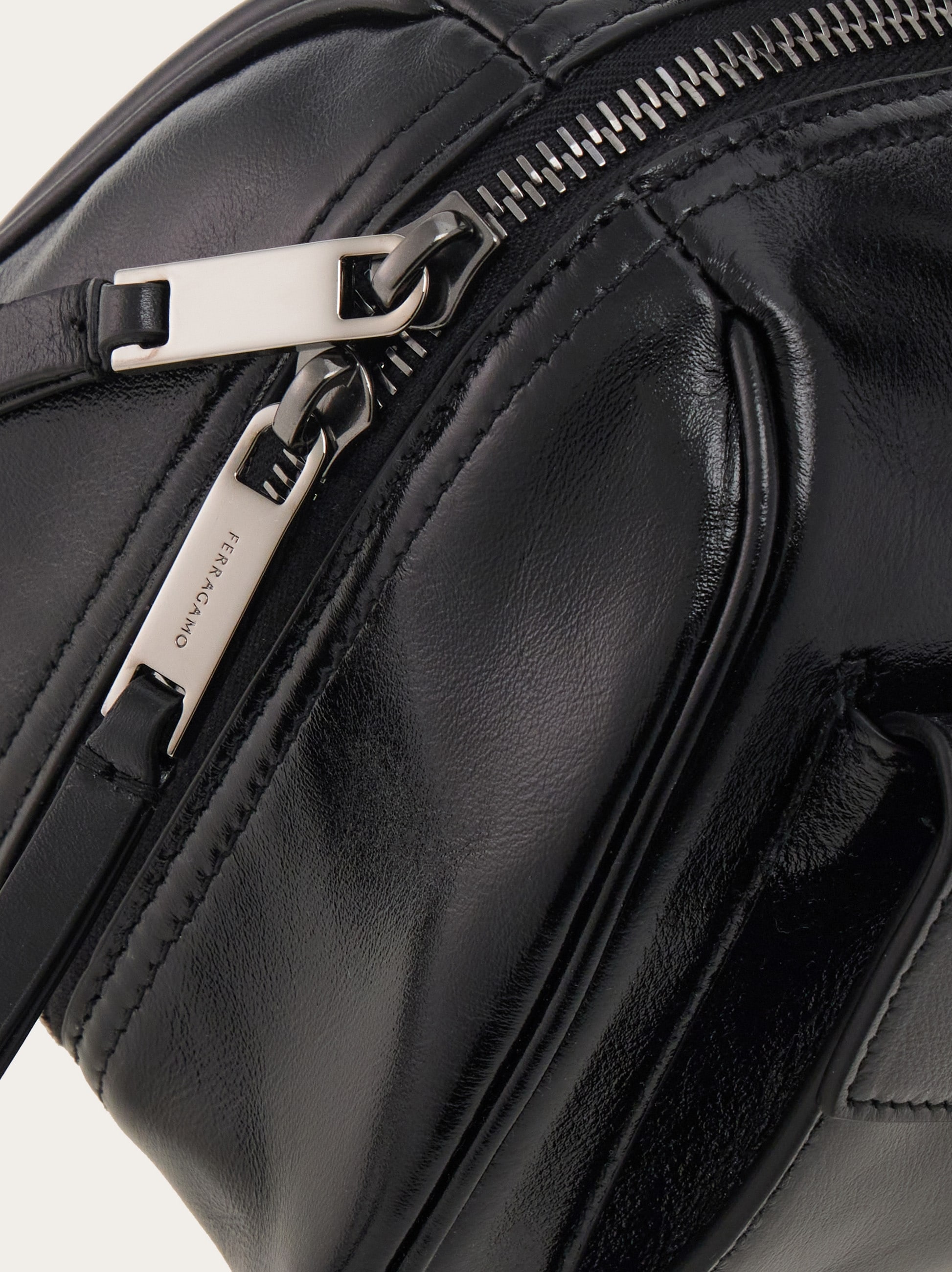 ★FERRAGAMO★フェラガモ マルチポケットボウリングバッグ（M） Multipocket bowling bag (S) - Women | Ferragamo