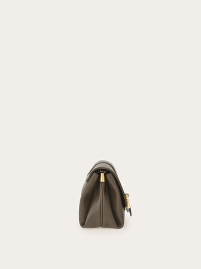 FERRAGAMOフェラガモ オイスターフラップ クロスボディバッグ フラップ クロスボディバッグ (XS) - ウィメンズ | Ferragamo