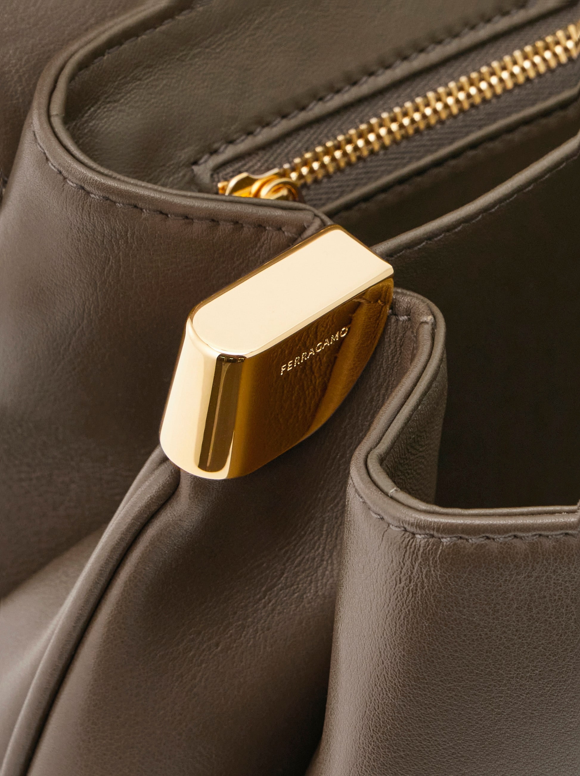 関税負担なし☆Salvatore Ferragamo フラップクロスボディバッグ フラップ クロスボディバッグ (XS) - ウィメンズ | Ferragamo