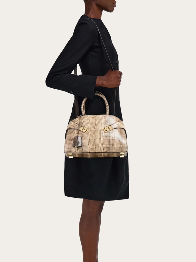 Hug Handtasche (M) Gallery image 2