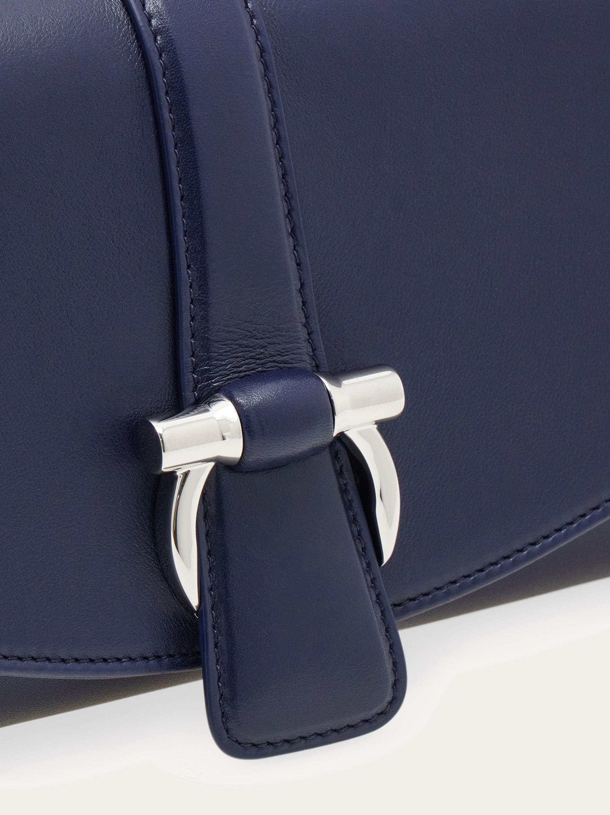 FERRAGAMO直営店 フロントフラップ付きショルダーバッグ（XS） Front flap crossbody bag (XS) - Women | Ferragamo