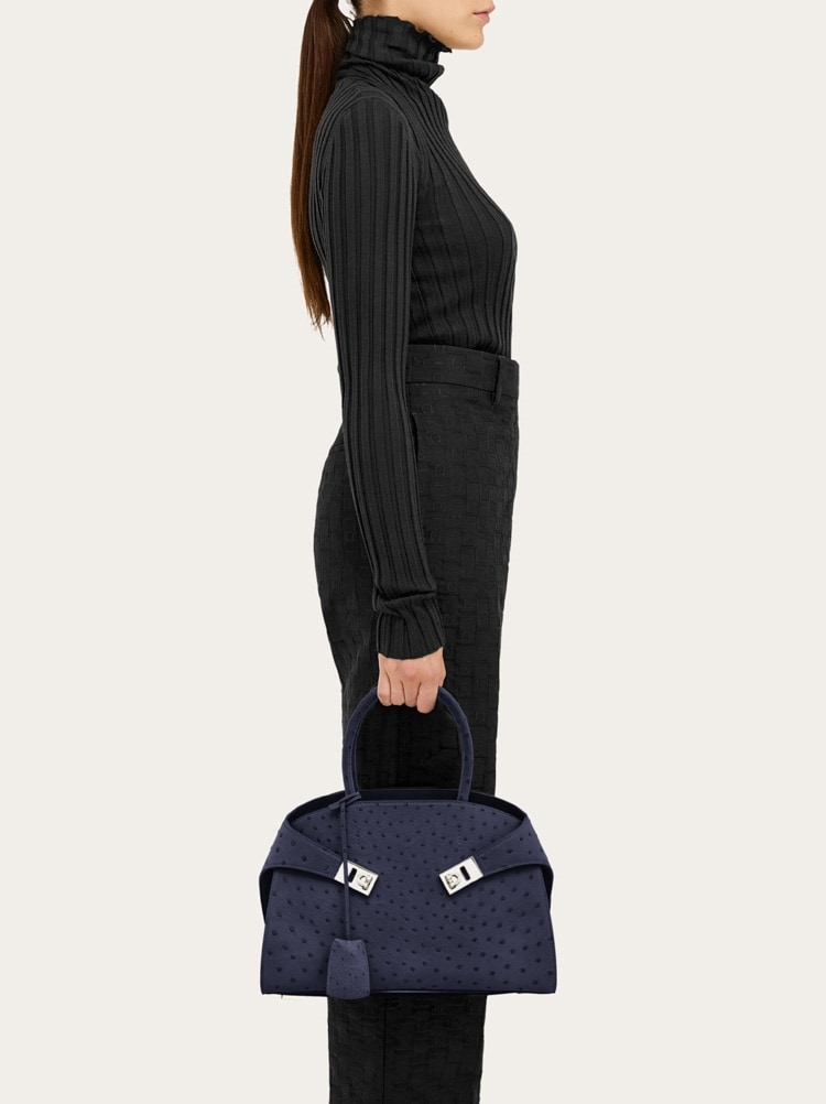 Hug handbag (M) Gallery image 2