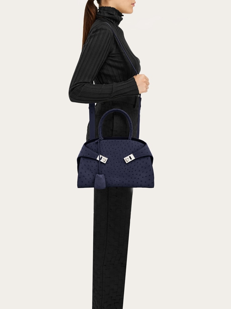 Hug handbag (M) Gallery image 3