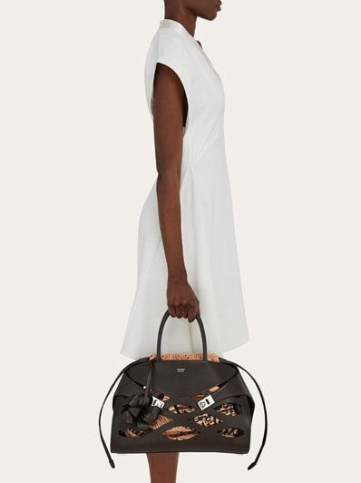 ハンドバッグ HUG HANDBAG Hug handbag (L) - Women | Ferragamo