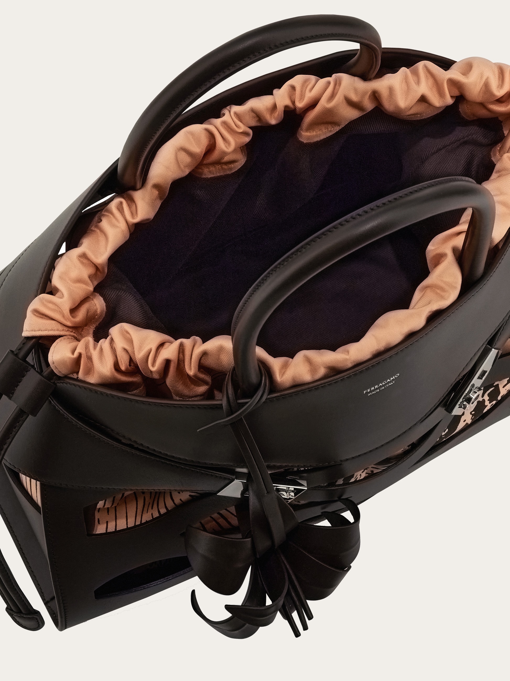 Back to Earth - Hug ハンドバッグ(L) - ウィメンズ | Ferragamo