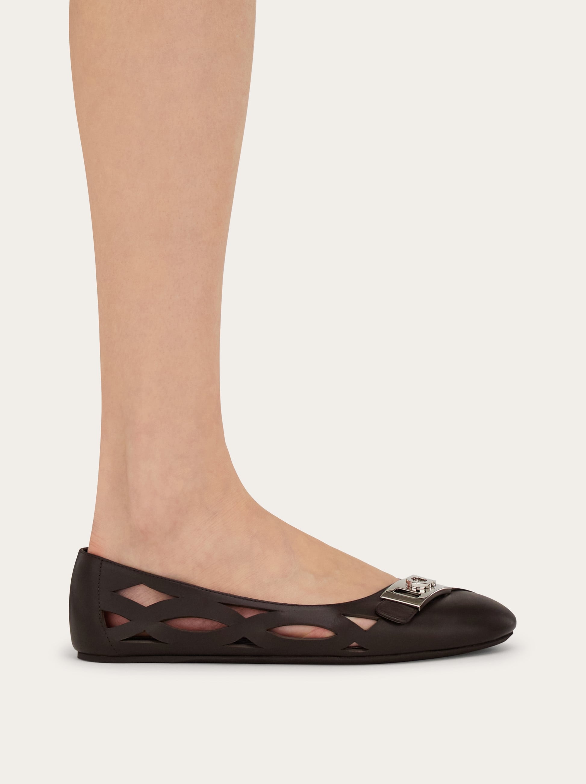 FERRAGAMO直営店 地球に戻る - 巨大なバックルのバレリーナ Back to Earth - Hug バックル バレリーナシューズ - ウィメンズ