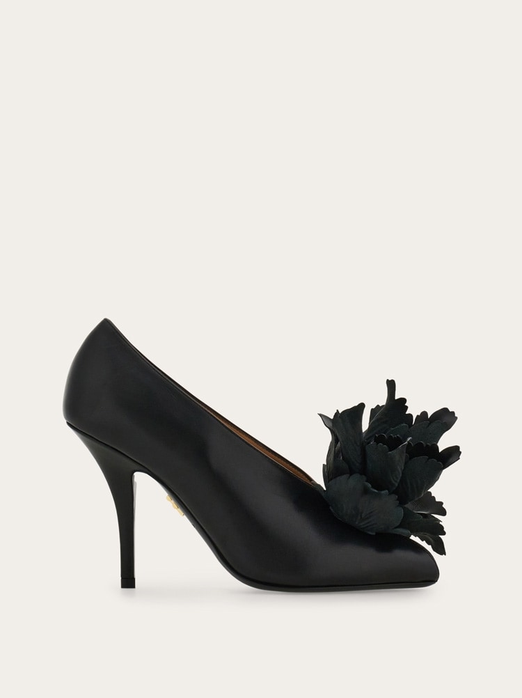 Zapatos de salón con flor Gallery image 1