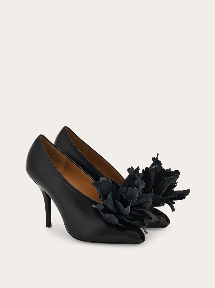 Zapatos de salón con flor Gallery image 2