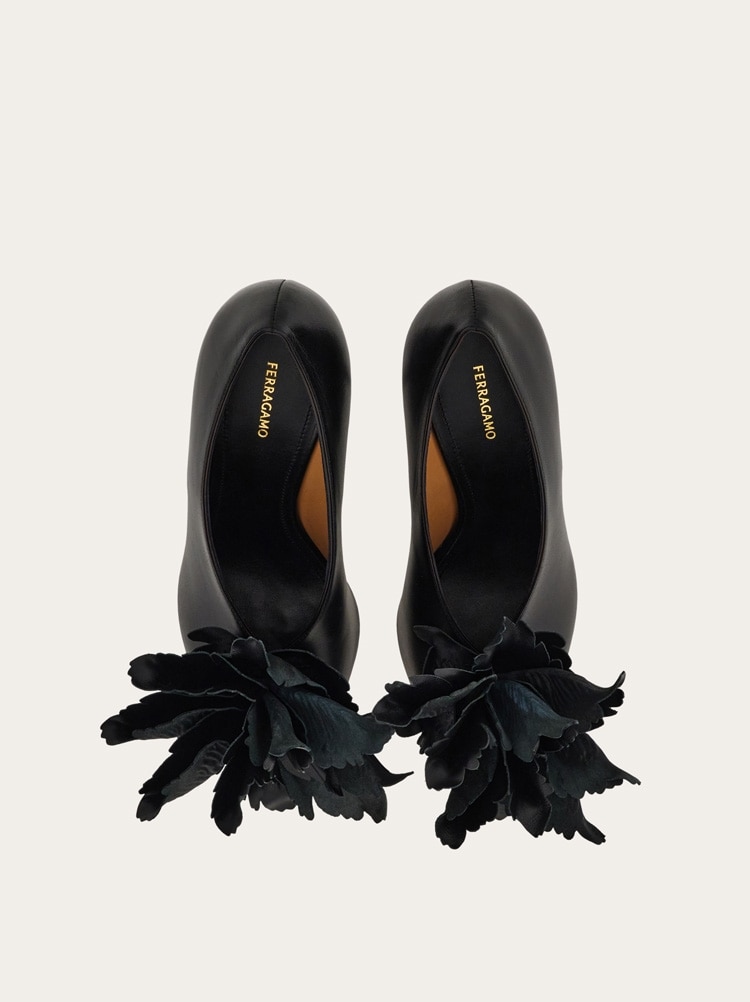 Zapatos de salón con flor Gallery image 3