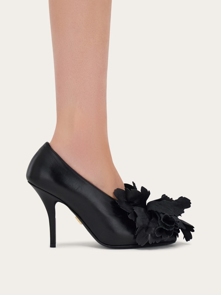 Zapatos de salón con flor Gallery image 4