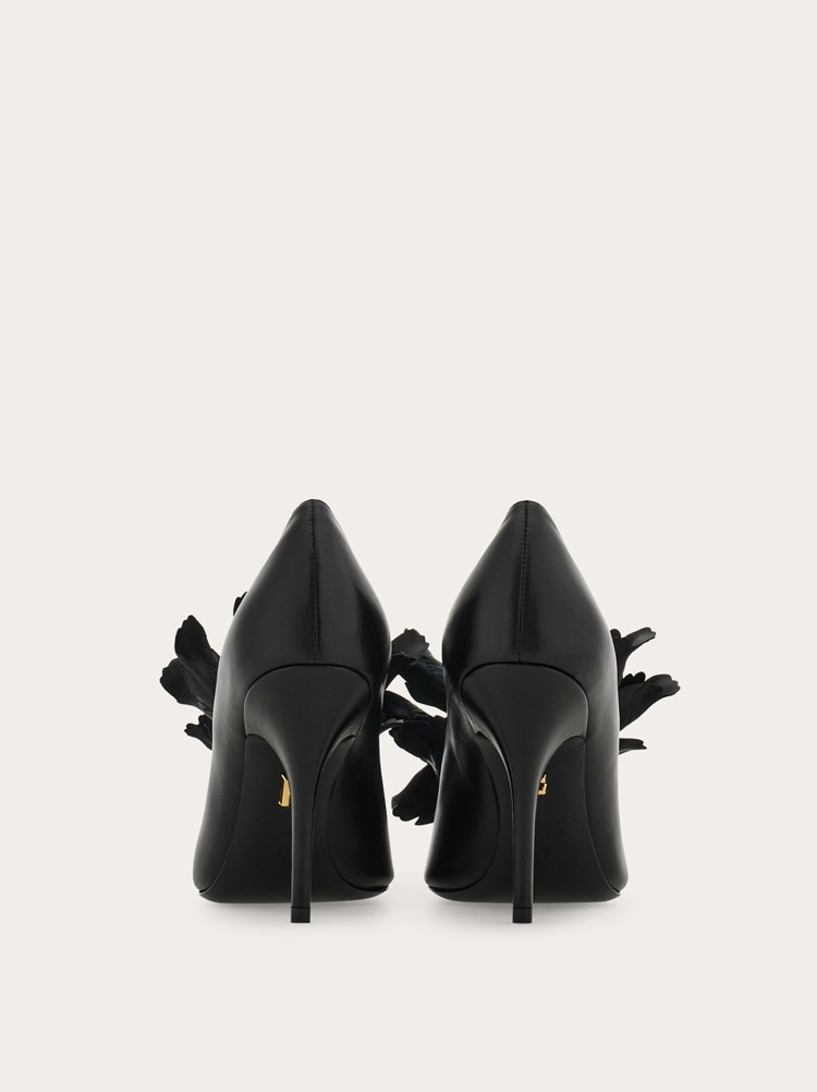 Zapatos de salón con flor Gallery image 5