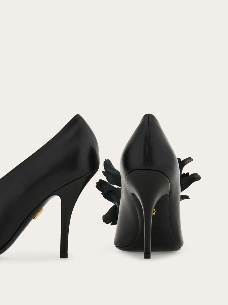 Zapatos de salón con flor Gallery image 6