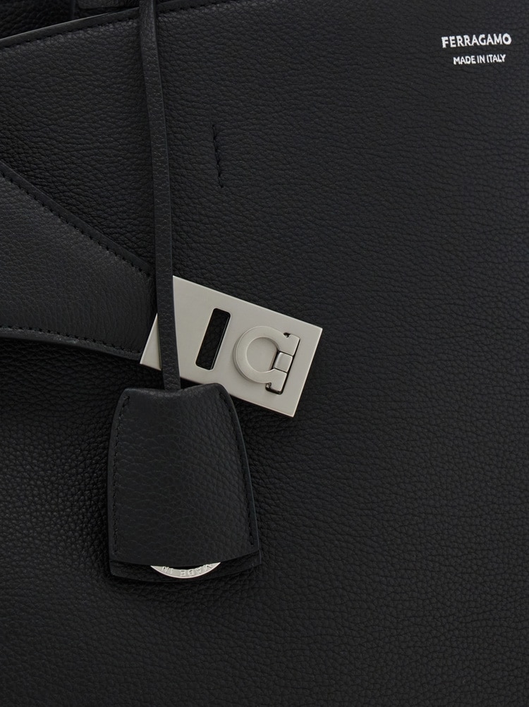 Hug shoulder bag Gallery image 10