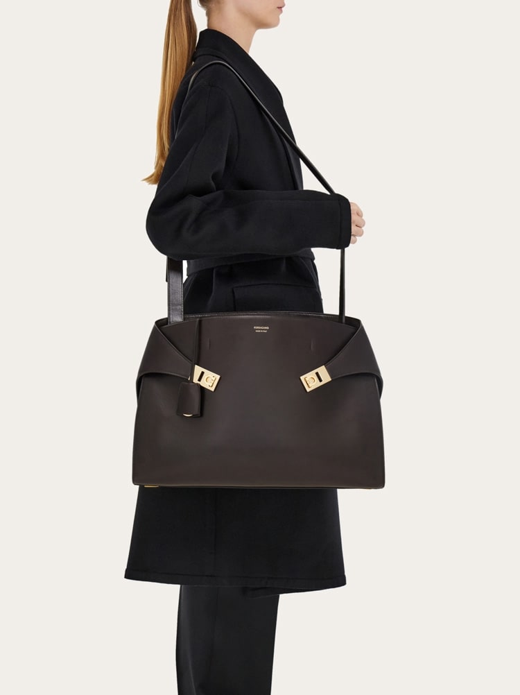 Hug shoulder bag Gallery image 9