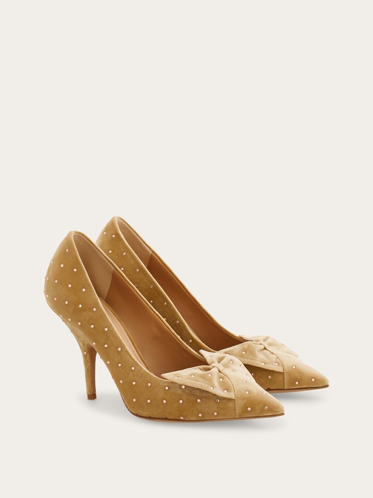 Mid heel pump with bow detail