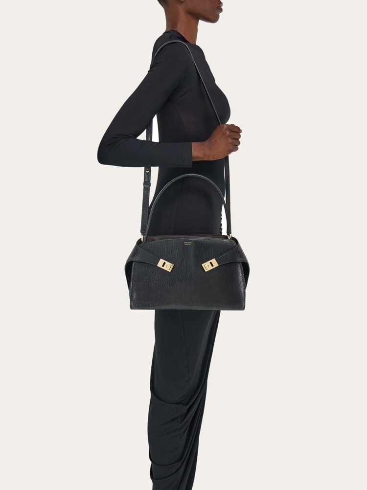 Hug soft bicolor shoulder bag (M) Gallery image 9