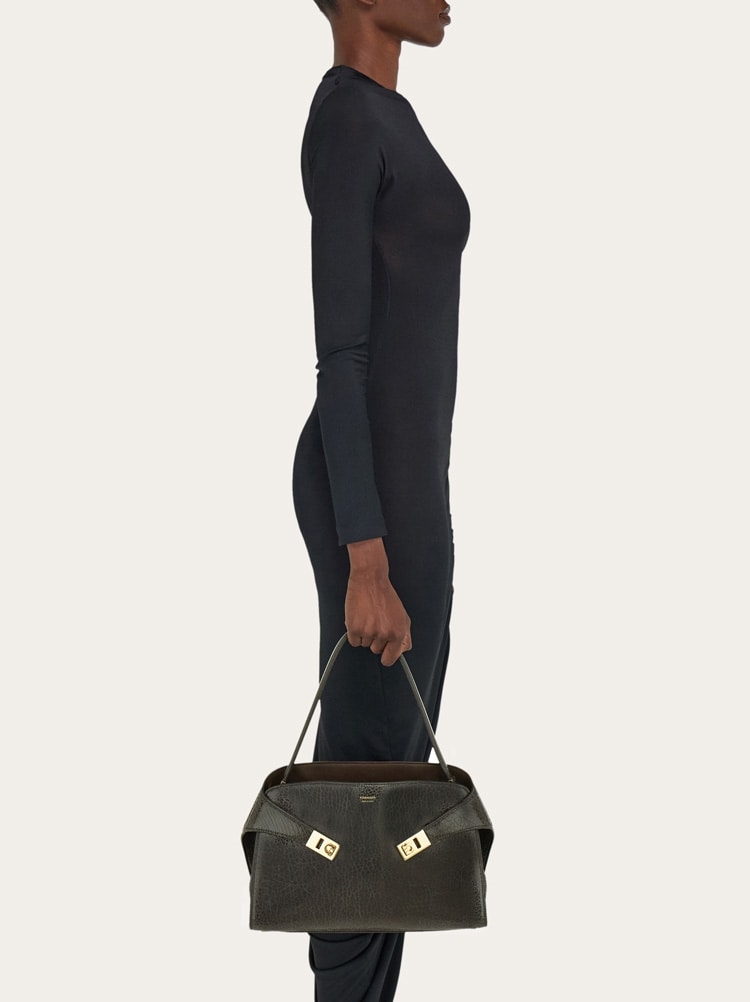 Hug soft bicolor shoulder bag (M) Gallery image 3