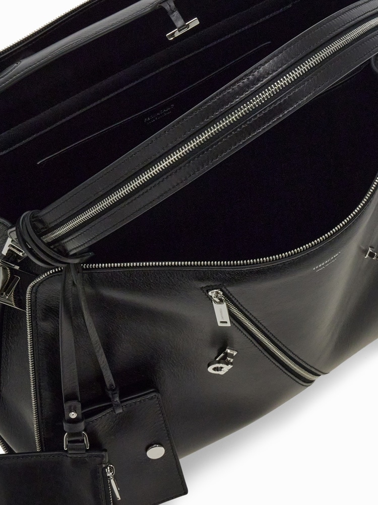 Hug soft shoulder bag (L) Gallery image 4