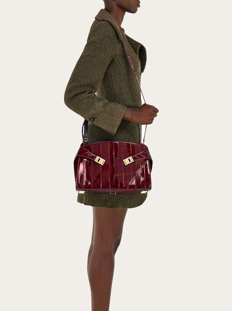 Hug soft shoulder bag (M) Gallery image 9