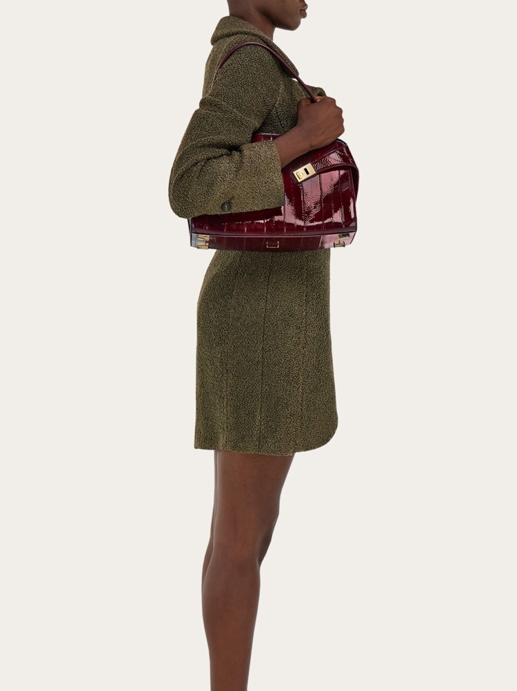 Hug soft shoulder bag (M) Gallery image 2