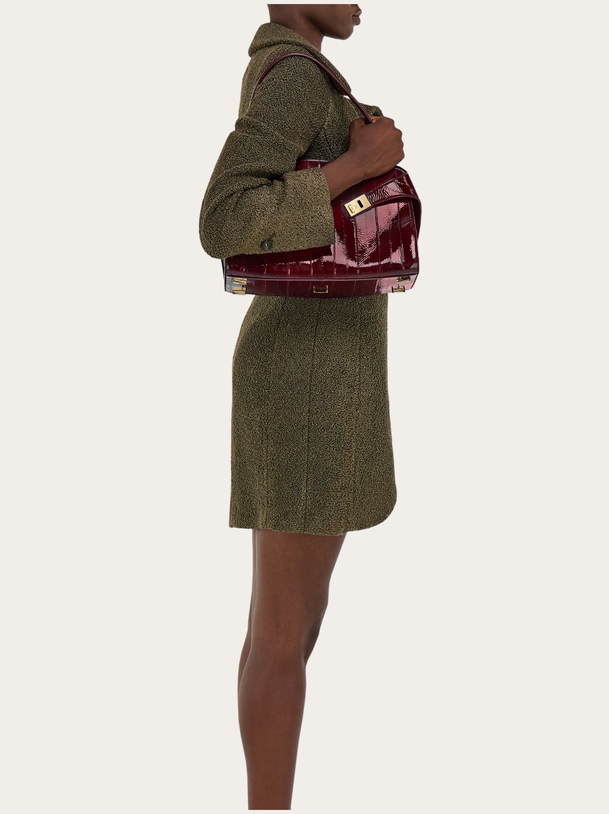 【関税&送料込】Ferragamo Hug Soft Bag Hug Soft shoulder bag (M) - Women | Ferragamo