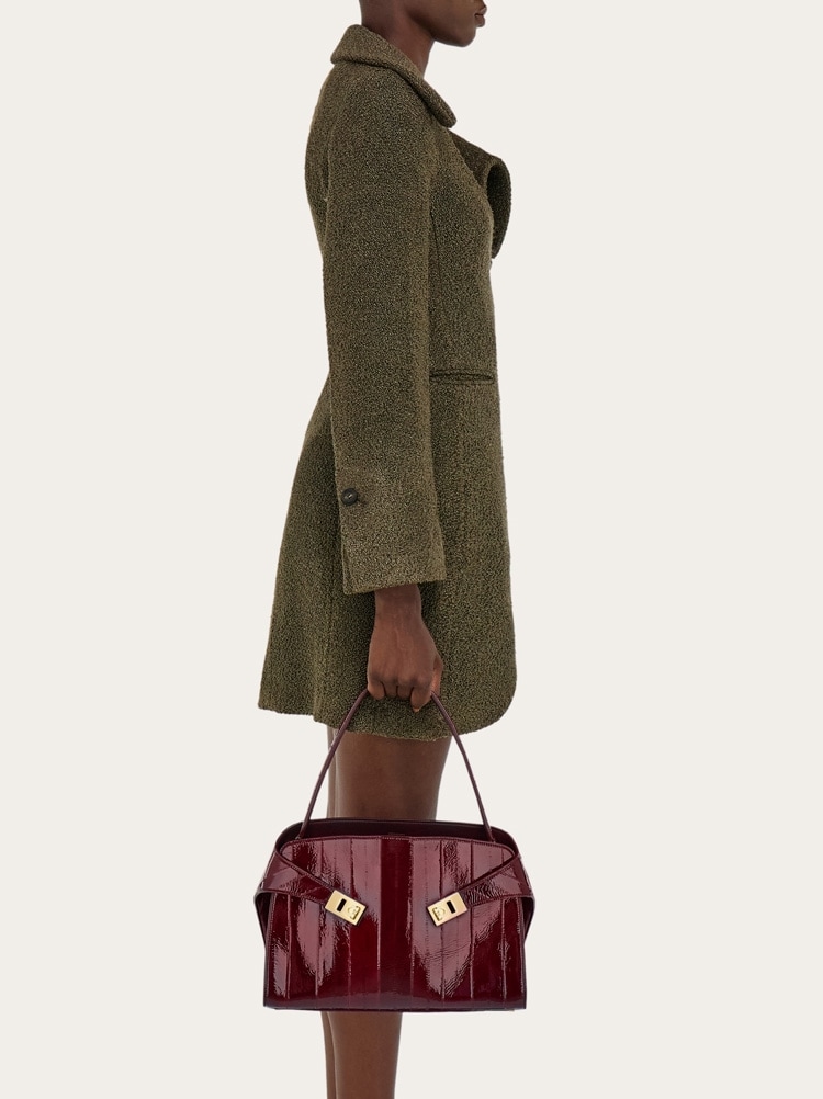 Hug soft shoulder bag (M) Gallery image 3
