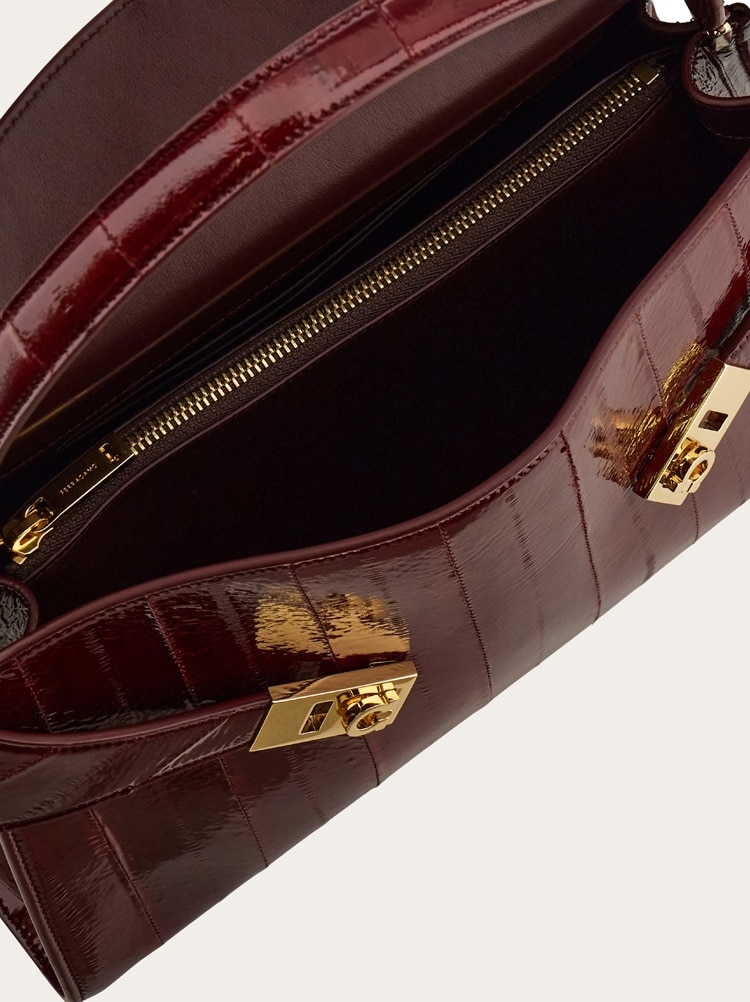 Hug soft shoulder bag (M) Gallery image 6