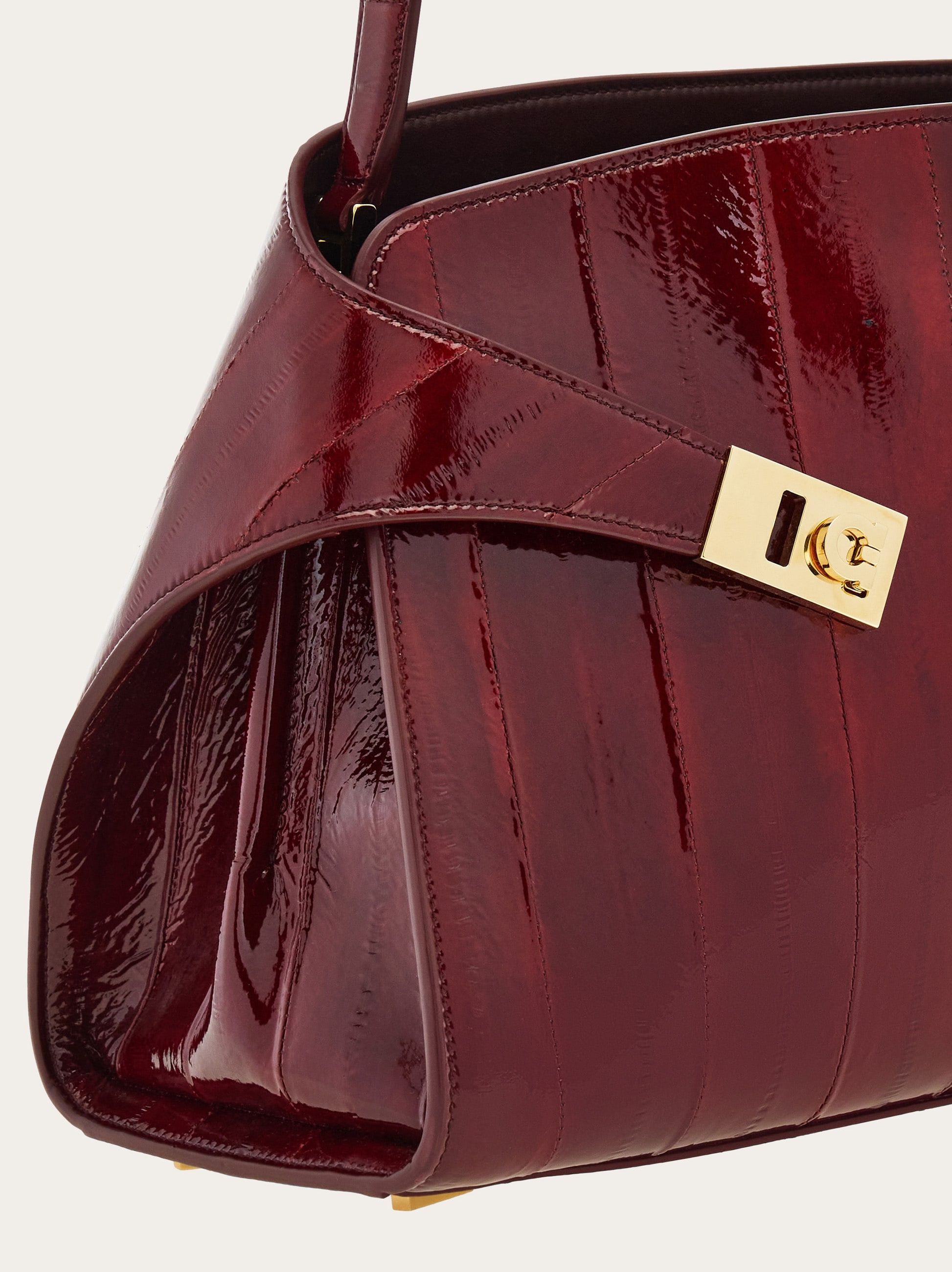 Salvatore Ferragamoレザーバッグ Salvatore Ferragamo Hammered Calfskin Trifolio Shoulder Bag Sand