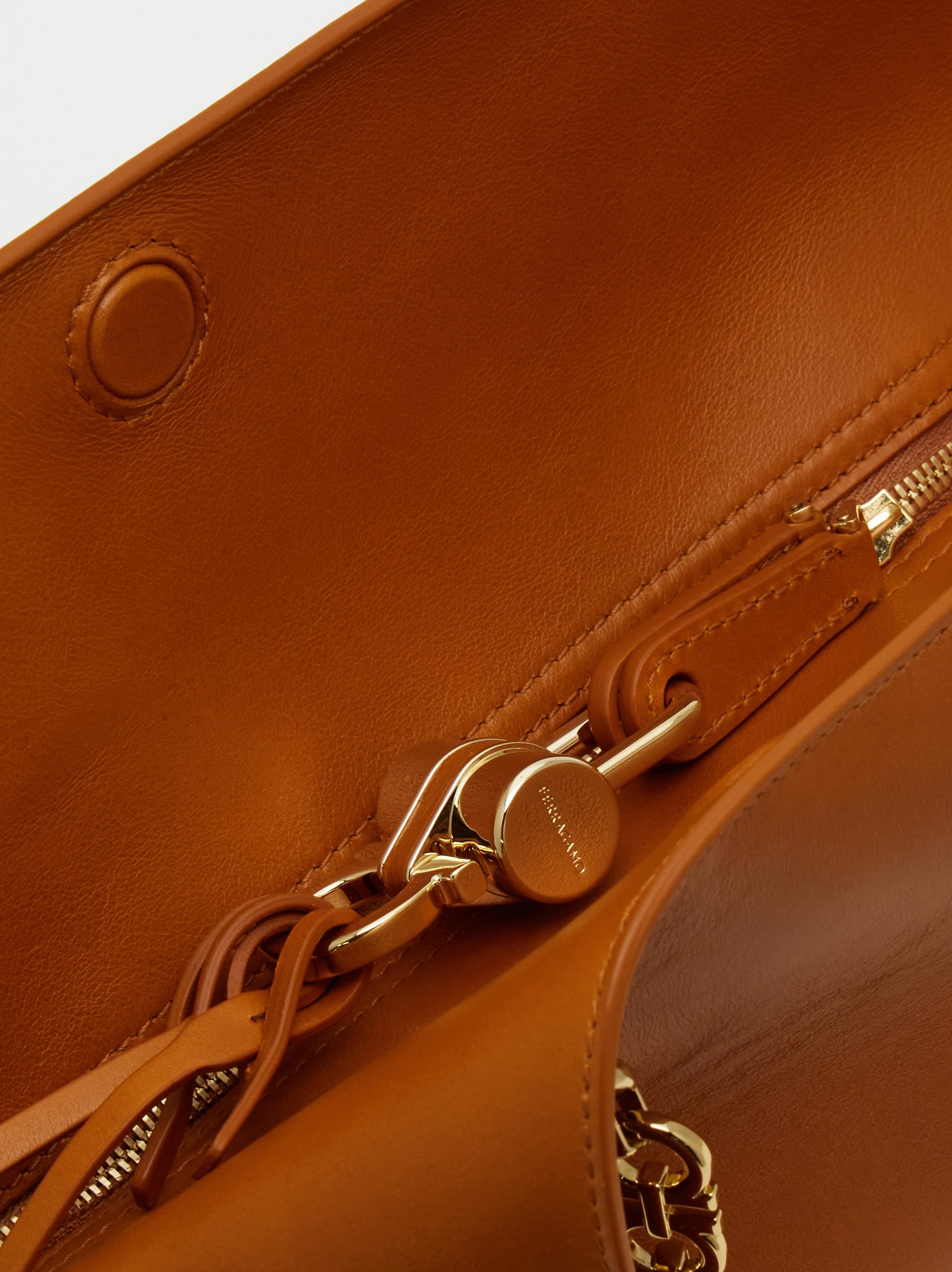 Ferragamo ブラウン ショルダーバッグ サルヴァトーレ・フェラガモ(Salvatore Ferragamo