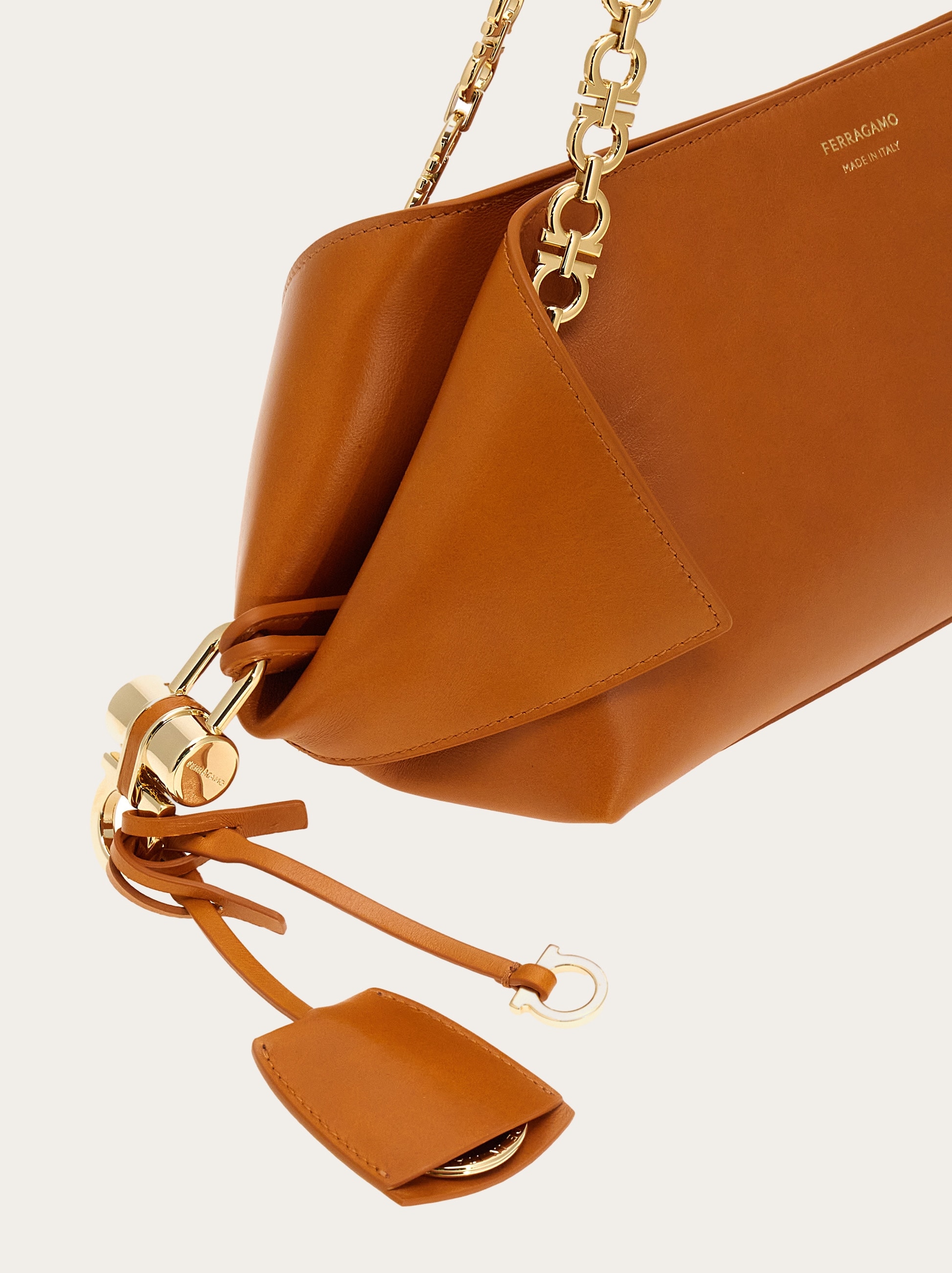 Folded shoulder bag (S) - Women | Ferragamo