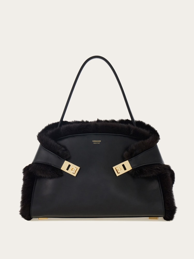 Hug soft shoulder bag (M) Gallery image 1