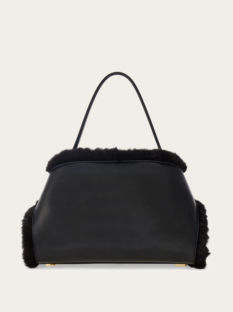 Hug soft shoulder bag (M) Gallery image 3