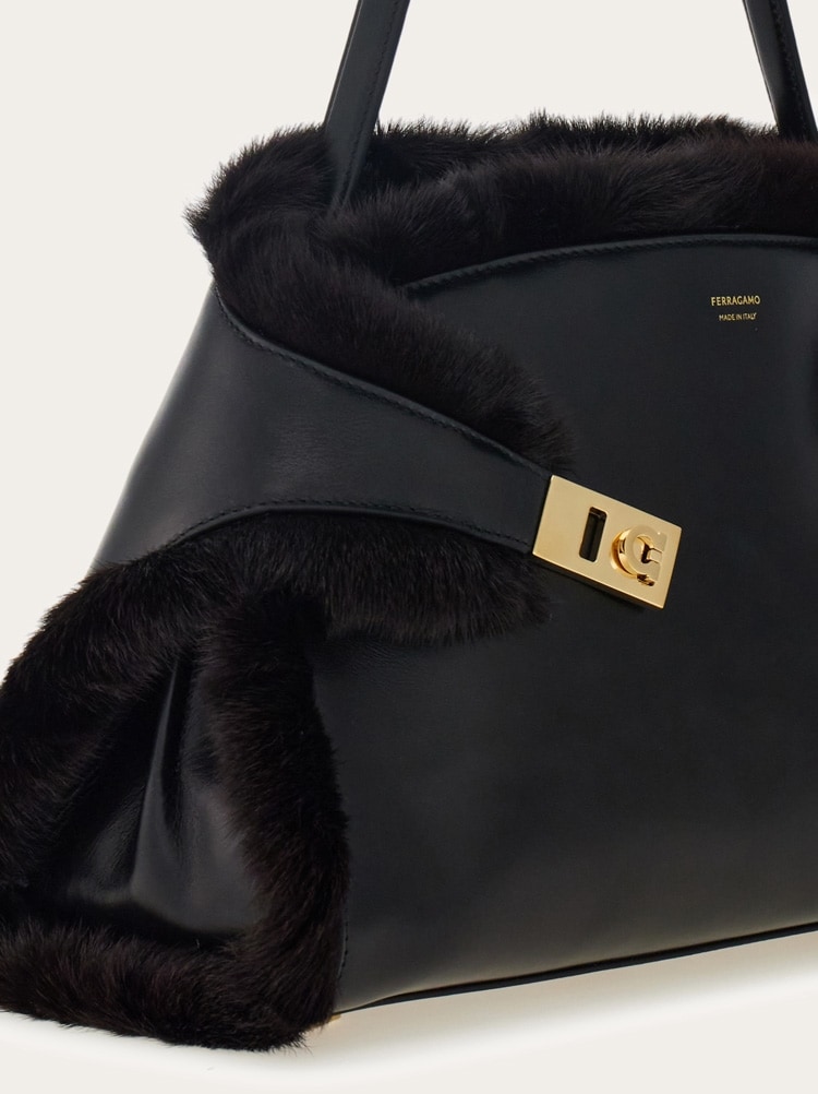 Hug soft shoulder bag (M) Gallery image 4