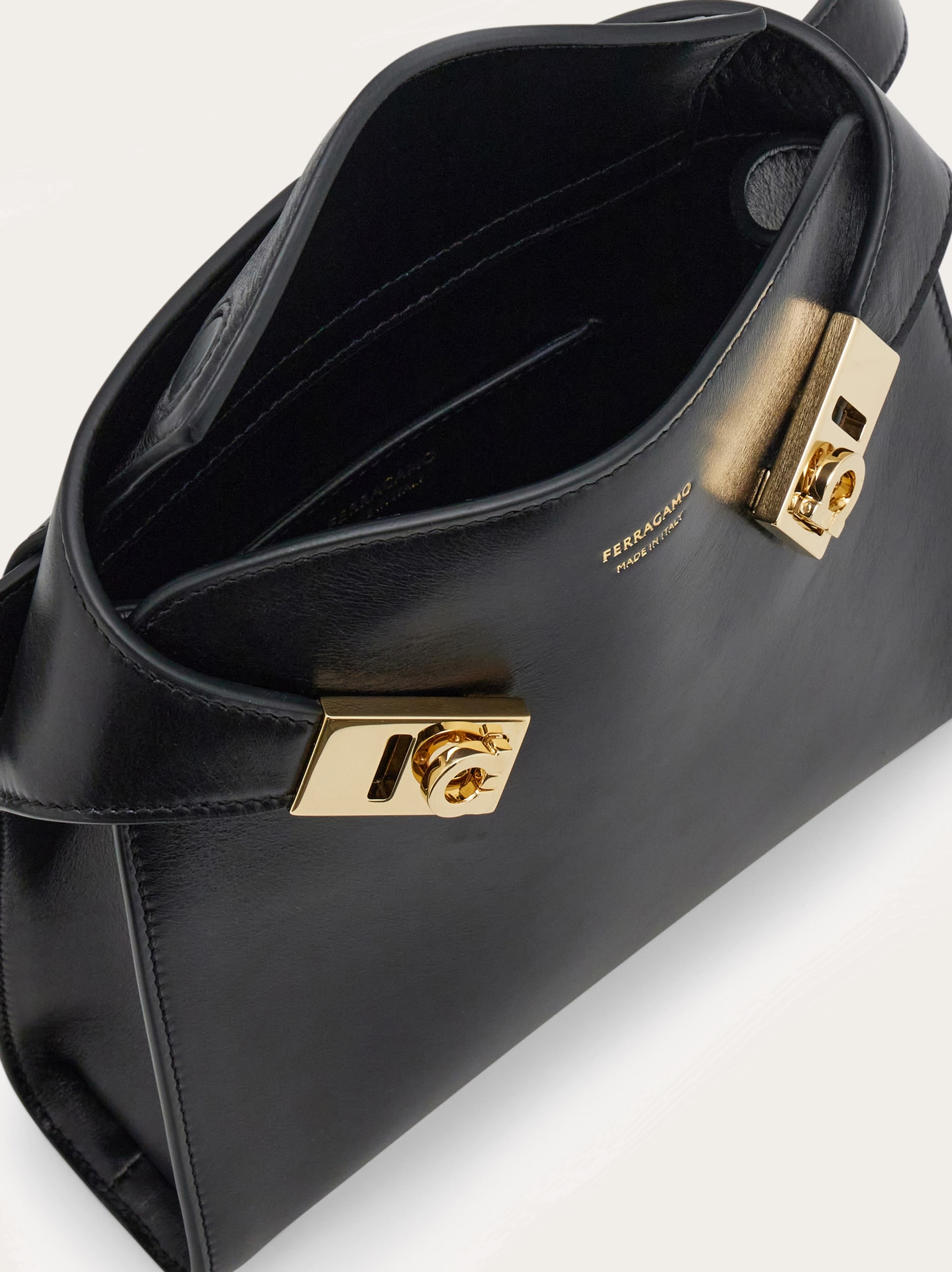 関税負担なし☆Salvatore Ferragamo ハグ ショルダーバッグ Hug belt bag - Women | Ferragamo