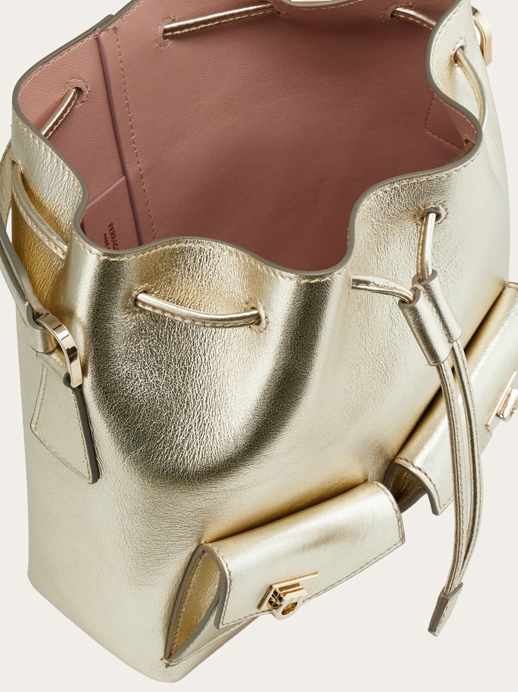 Multipocket bucket bag Gallery image 4