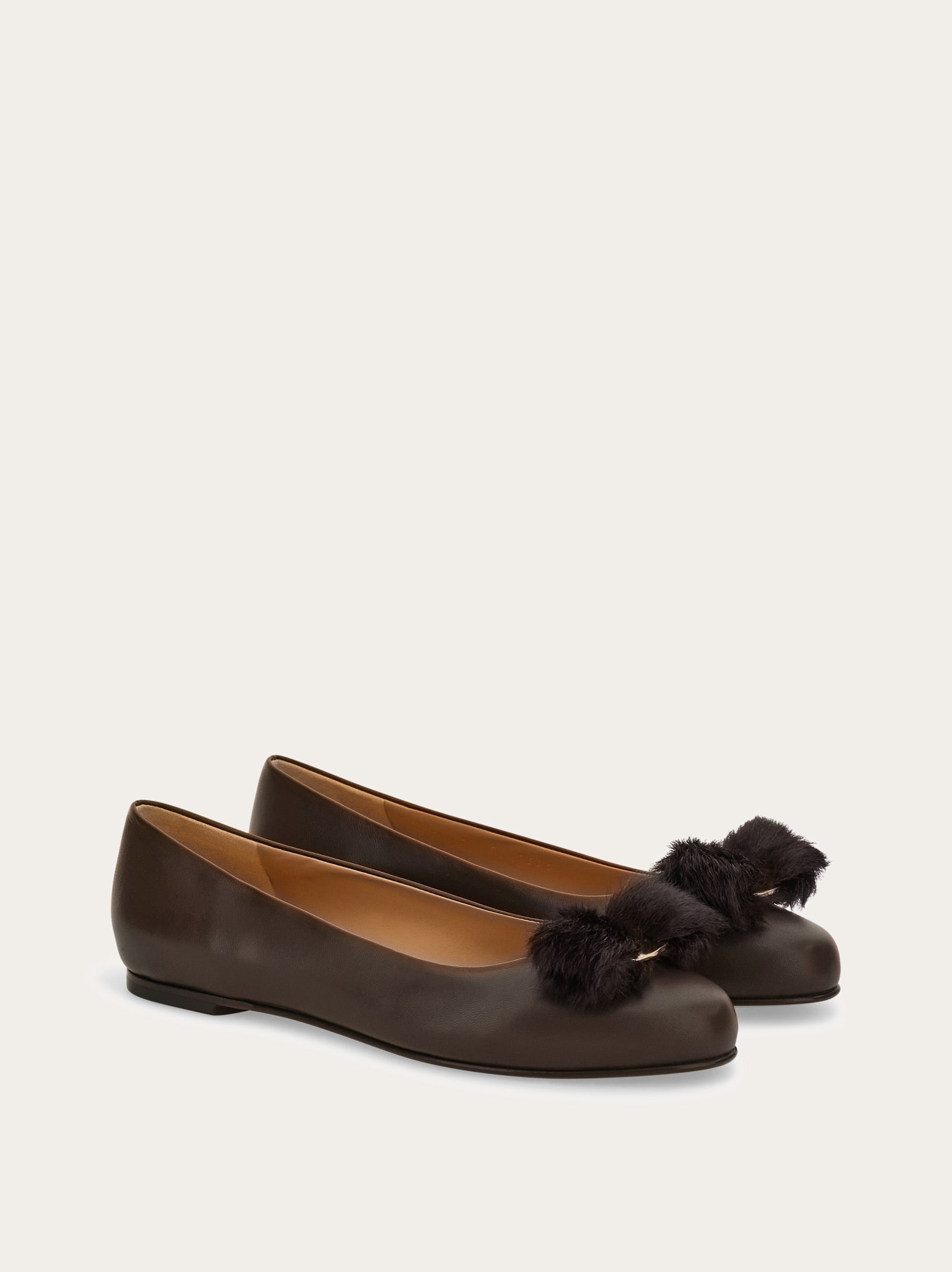 美品SalvatoreFerragamo VARINA LUX フラットシューズ ヴァリナ - ウィメンズ | Ferragamo