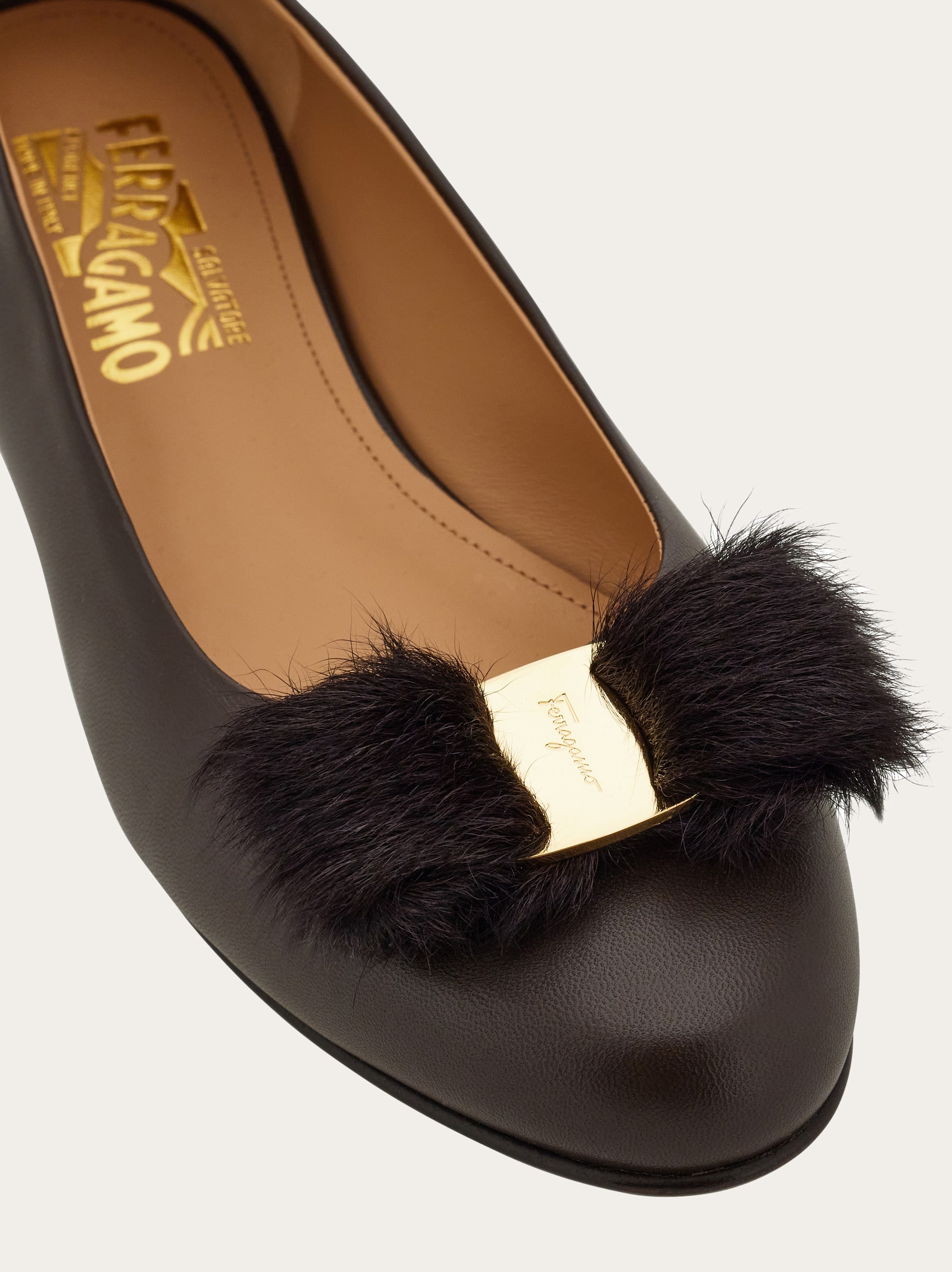 美品SalvatoreFerragamo VARINA LUX フラットシューズ ヴァリナ - ウィメンズ | Ferragamo